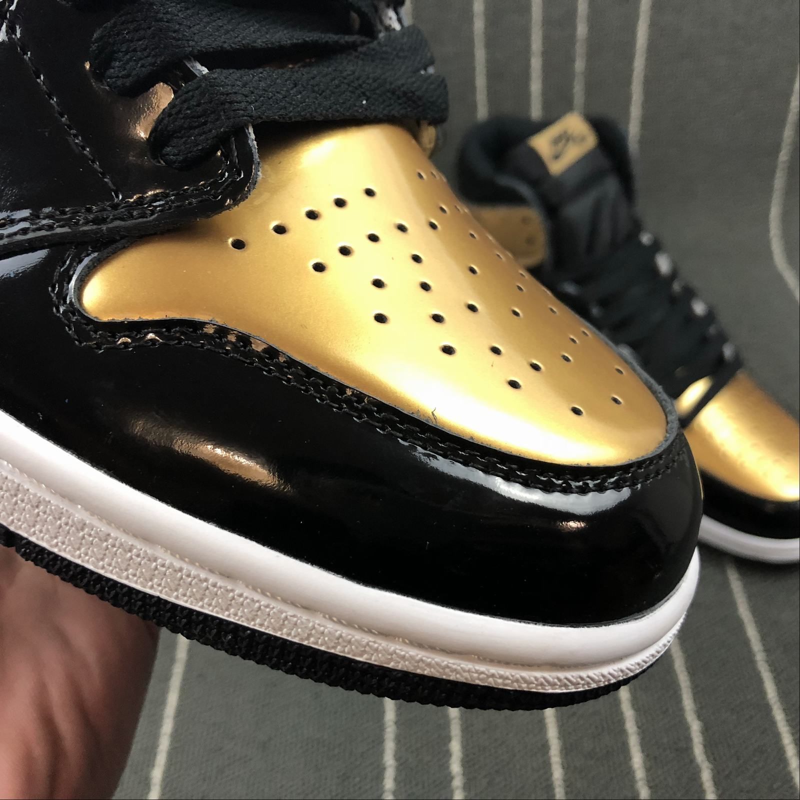 Air Jordan 1 Retro Gold Toe